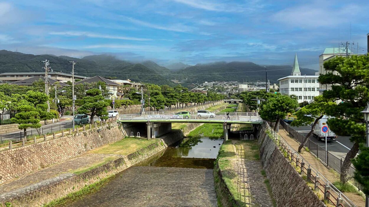 With Mt. Rokko to the north and Osaka Bay to the south, Ashiya’s landscape is rich in natural beauty. The area around the Ashiya River offers unobstructed views, creating a picturesque setting unique to the Hanshin region sandwiched between the mountains and the sea.