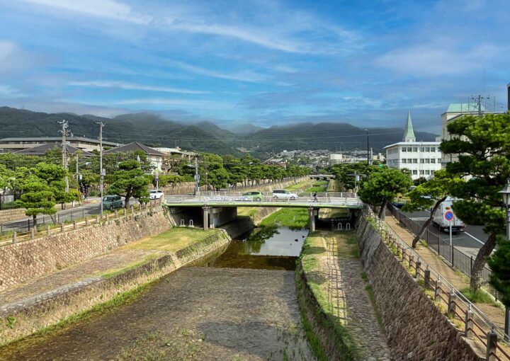 With Mt. Rokko to the north and Osaka Bay to the south, Ashiya’s landscape is rich in natural beauty. The area around the Ashiya River offers unobstructed views, creating a picturesque setting unique to the Hanshin region sandwiched between the mountains and the sea.