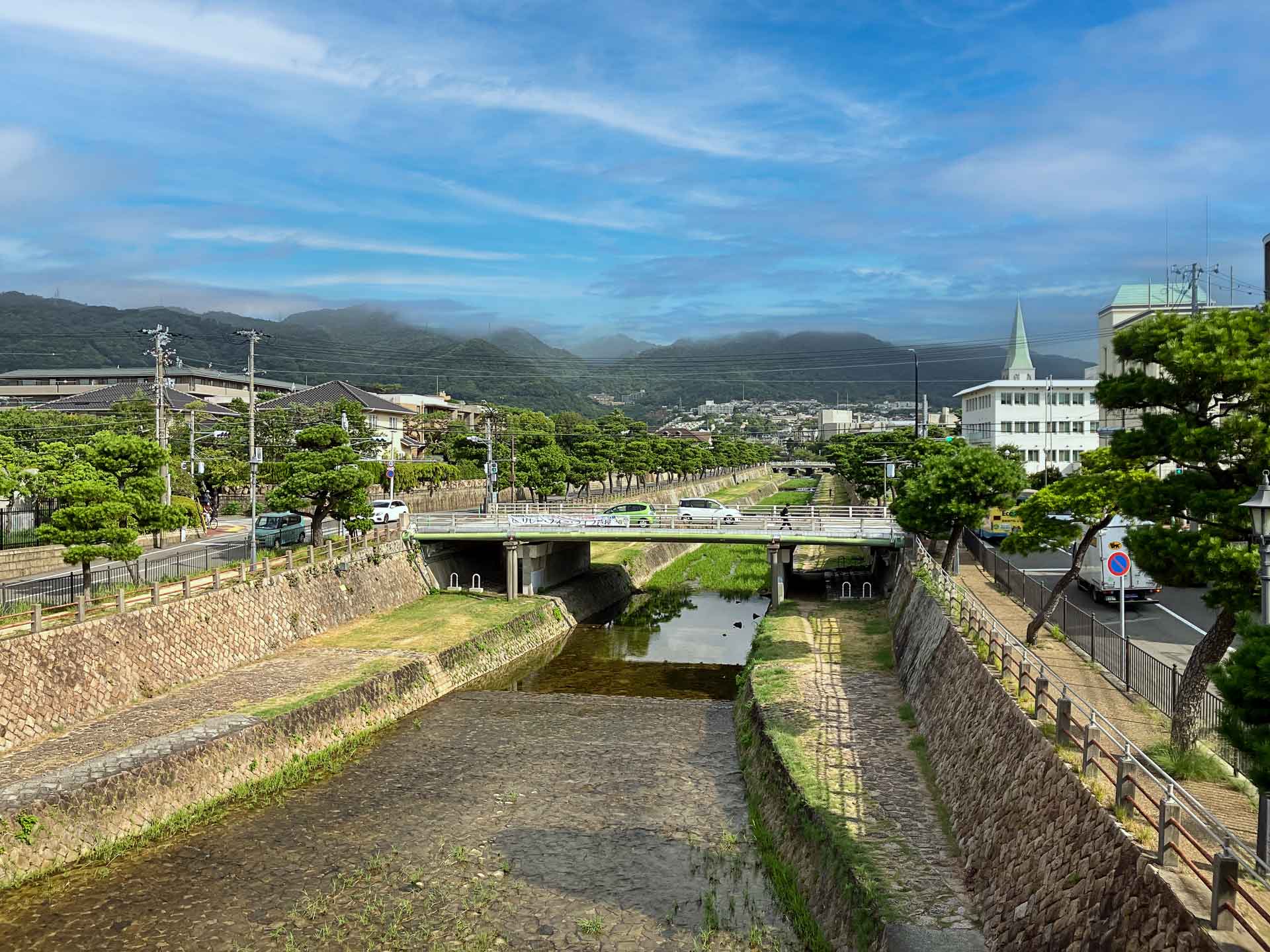 With Mt. Rokko to the north and Osaka Bay to the south, Ashiya’s landscape is rich in natural beauty. The area around the Ashiya River offers unobstructed views, creating a picturesque setting unique to the Hanshin region sandwiched between the mountains and the sea.